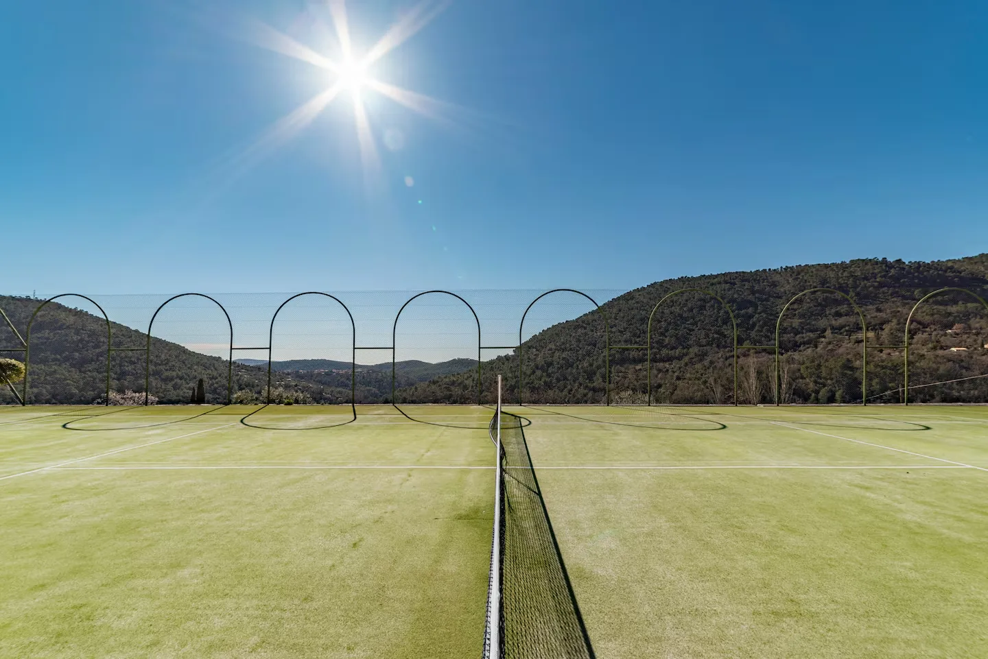 Tennisbanen i Bargemon Château