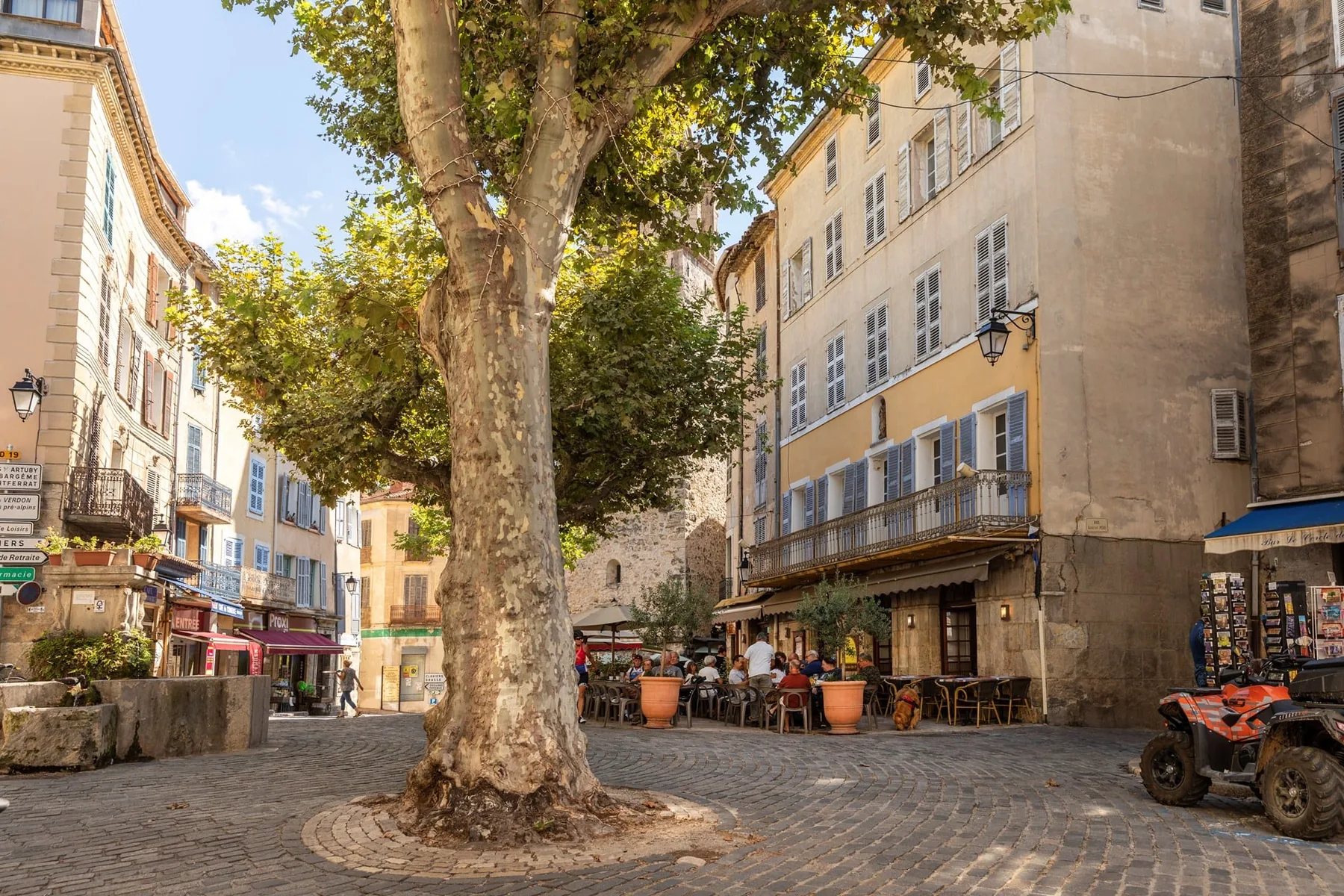 Det hyggelige torv i Bargemon med restauranter