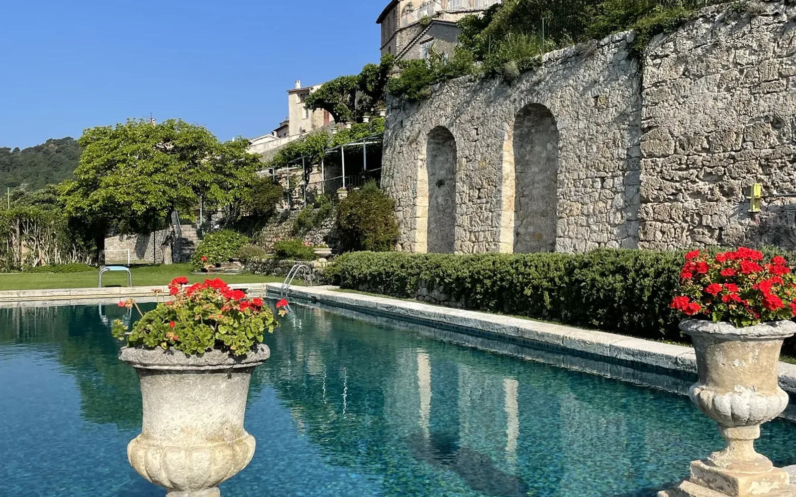 Den 25 meter lange pool i châteauets private have