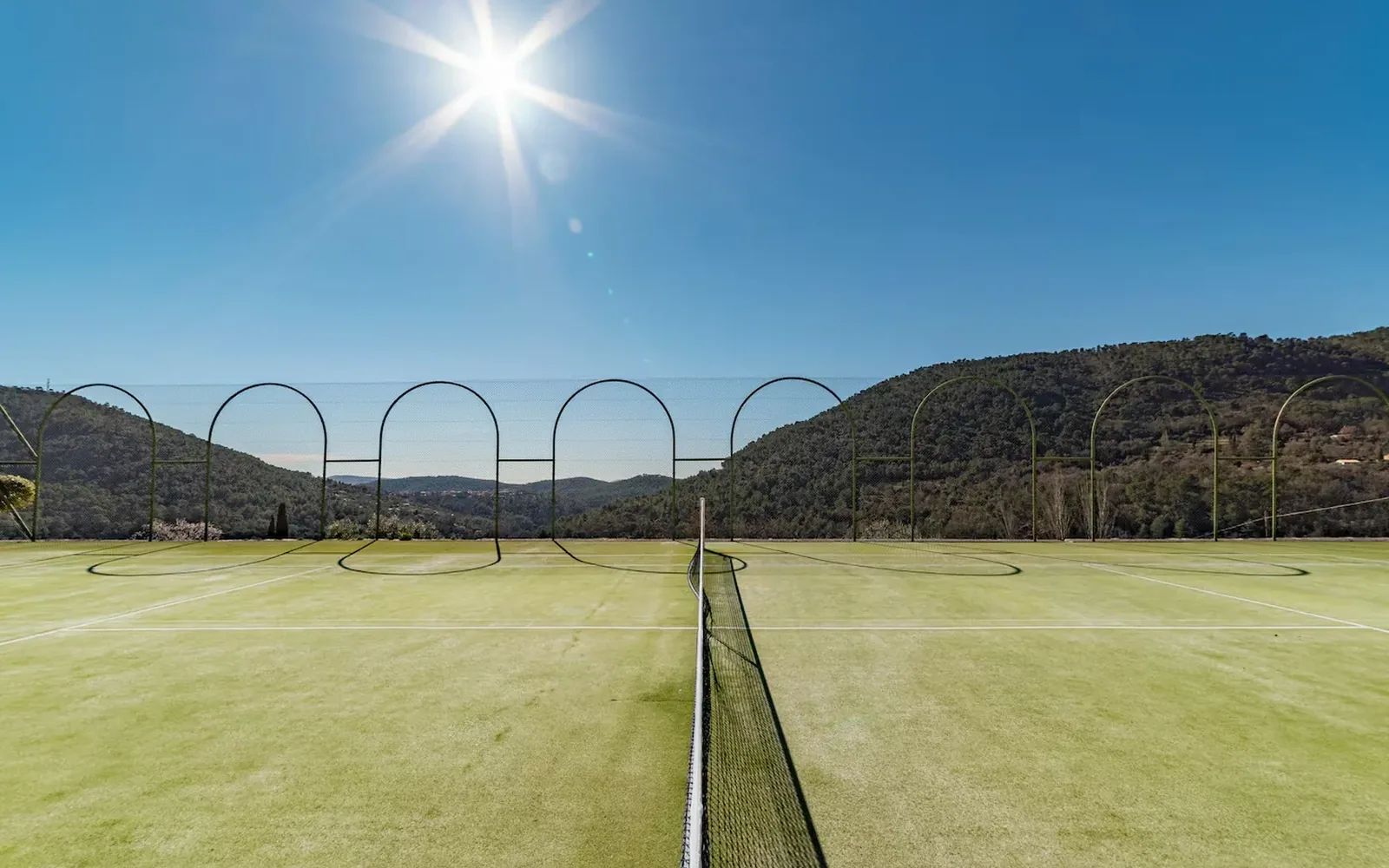 Tennisbane med udsigt over det provencalske landskab